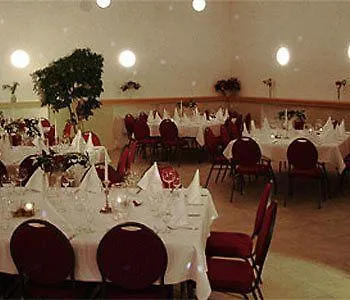 住宿加早餐酒店 Zur Goldenen Sonne 奎德林堡